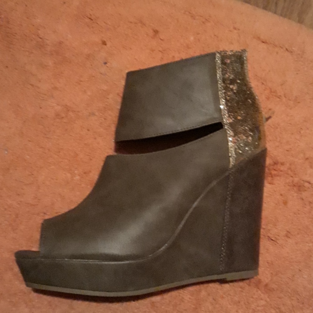 Shoes - Picture 4 of 4